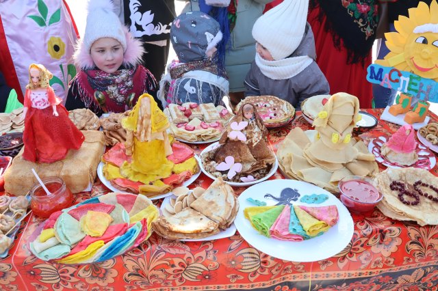 Октябрьцы собрались на центральной площади, чтобы отметить один из самых древних праздников - Масленицу.