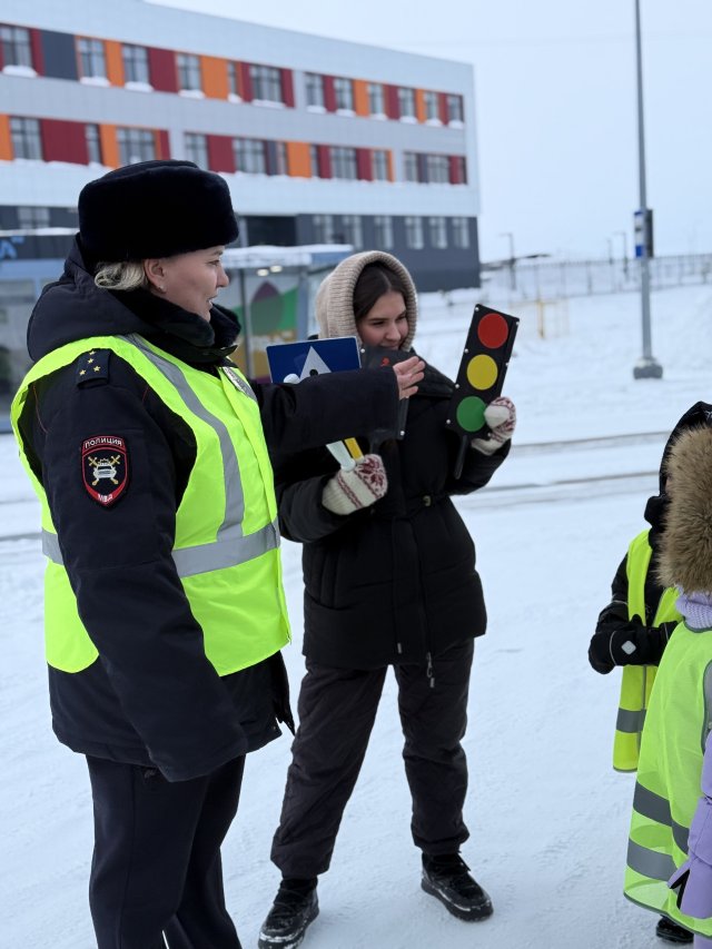 В поселке Тазовское автоинспекторы провели профилактическое мероприятие для воспитанников детского сада «Олененок».