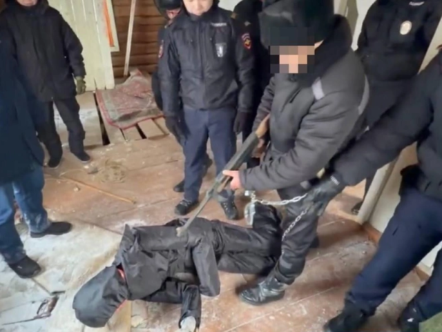 Грыз пальцы, чтобы полиция его не нашла. Кровавые подробности массового убийства в якутском селе
